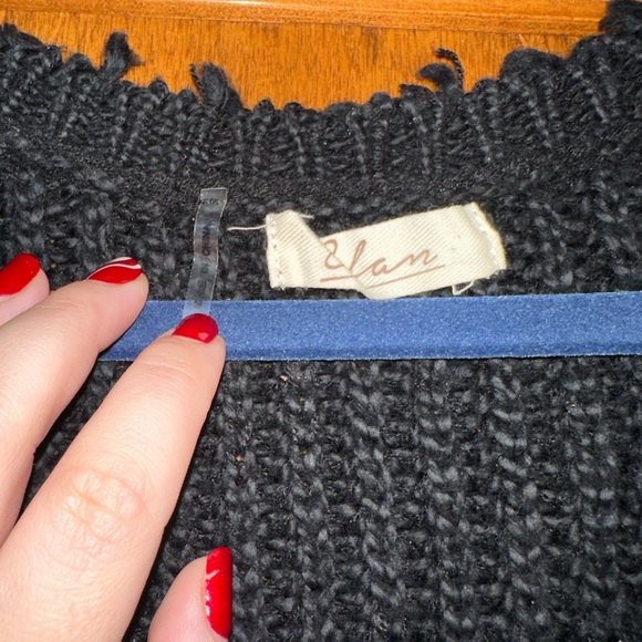 Distressed sweater - Picture 3 of 3